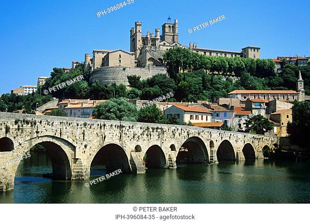 Beziers St Nazaire Cathedral overlooking Le Port Vieux on the River Orb