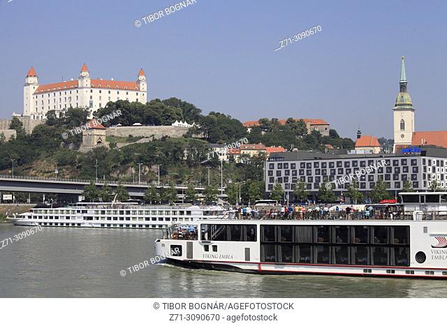 Slovakia, Bratislava, skyline, castle, Danube river, sightseeing ship,