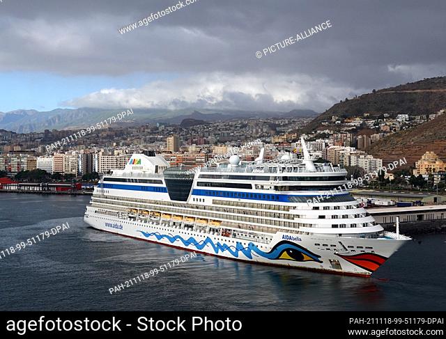 26 October 2021, Spain, Teneriffa: The cruise ship Aida bella reverses to the berthing position in the port of Santa Cruz de Tenerife