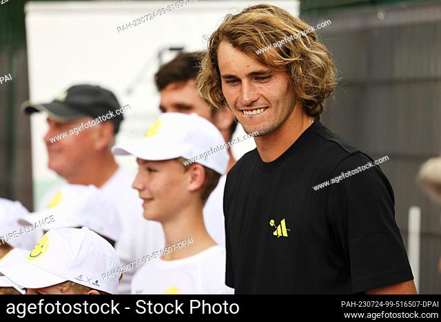24 July 2023, Hamburg: Tennis: Hamburg European Open (ATP tournament), Rothenbaum Tennis Stadium. Alexander Zverev smiles as he greets boys and girls during a...