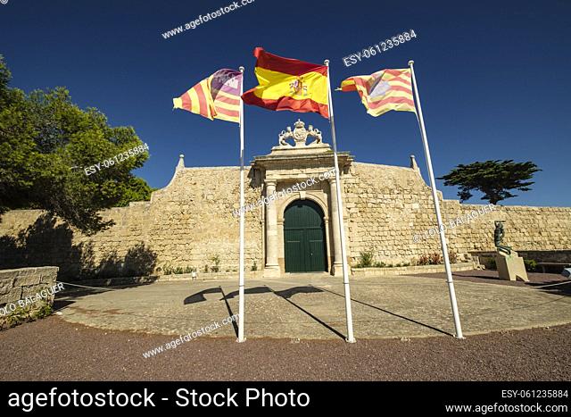 Puerta de los Leones, Entrada Principal de la isla del Lazareto, antiguo hospital militar, Illa del Llatzeret, interior del puerto de Mahón, Menorca