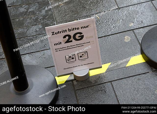 04 December 2021, Rhineland-Palatinate, Mainz: A sign in front of a shop points out the 2G regulation in the interior. Photo: Thomas Frey/dpa