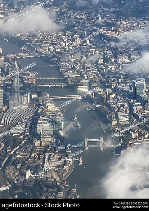 29 July 2023, Great Britain, London: Tower Bridge (v) and The Shard skyscraper (l) on the Thames, seen from the airplane