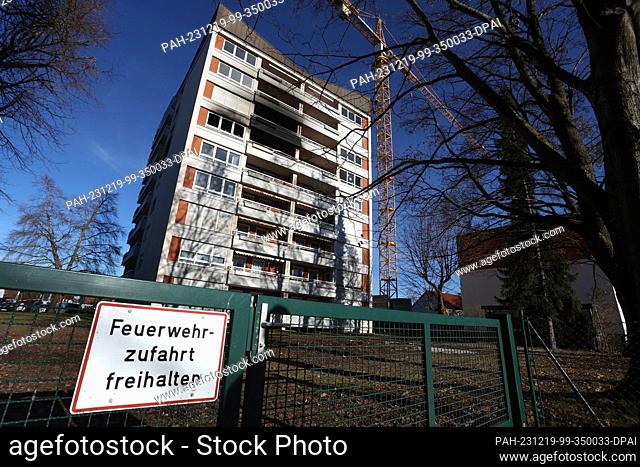 19 December 2023, Bavaria, Mindelheim: The windows and balconies of a nine-storey apartment building are blackened with soot
