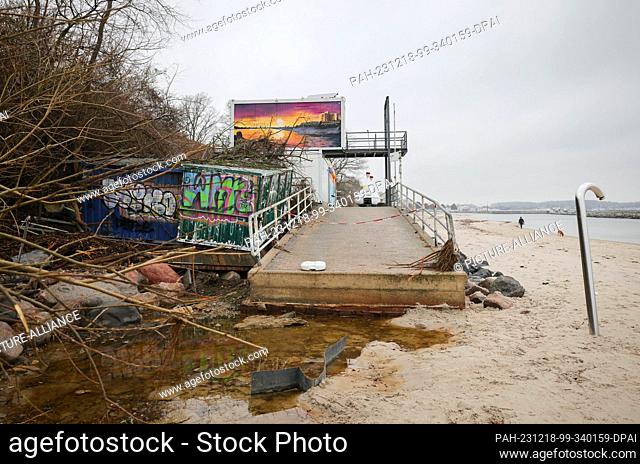 PRODUCTION - 18 December 2023, Schleswig-Holstein, Schilksee: Damage after the Baltic Sea flood can be seen on the coast and at a beach kiosk in Schilksee near...