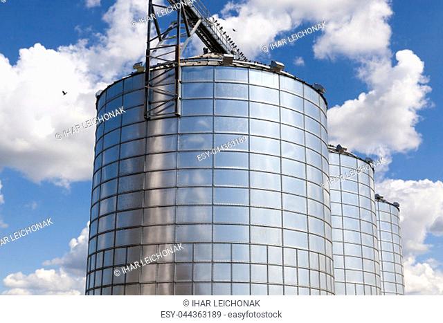 a silo container for storing grain and other agricultural products