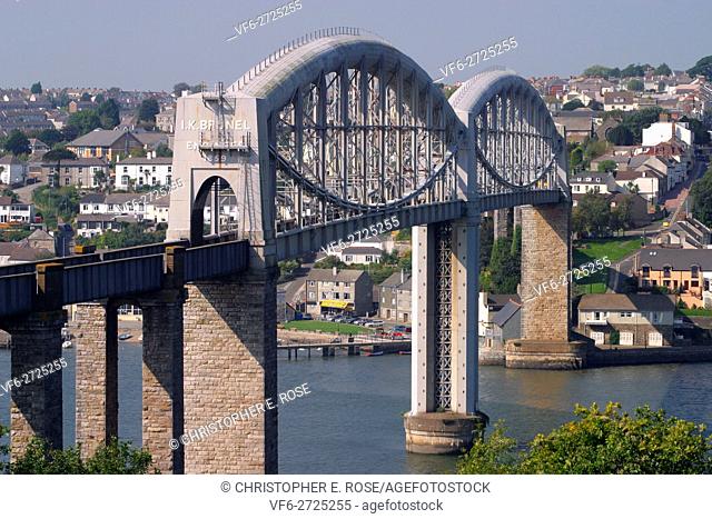 England, Cornwall, Devon, Saltash, Brunels rail bridge over the River Tamar