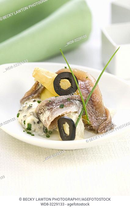 Platillo de esparragos blancos con mayonesa de aceitunas negra y anchoas