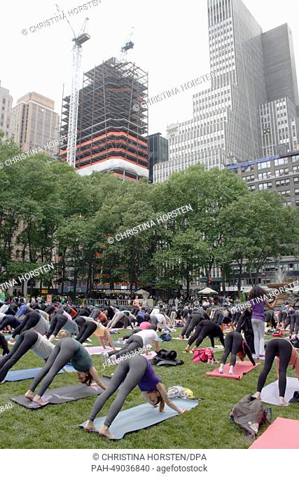 People attend a Free Yoga class at Bryant Park in Manhattan, New York, USA, 29 May 2014. Photo: Christina Horsten/dpa - NO WIRE SERVICE | usage worldwide