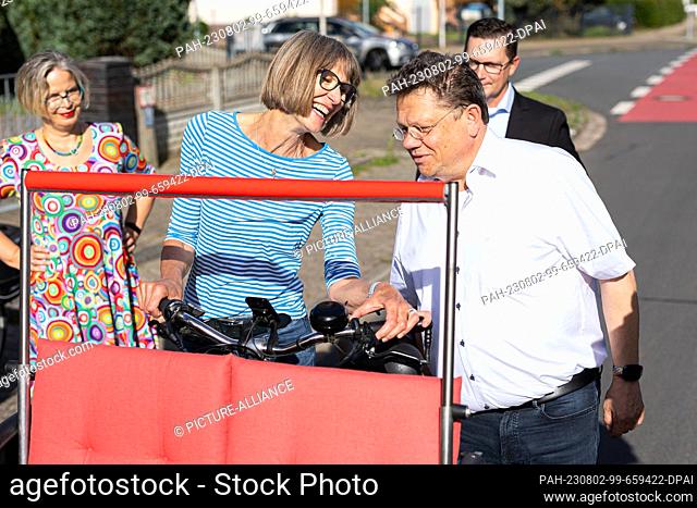 02 August 2023, Lower Saxony, Celle: Anke Schöne (2nd from left), a volunteer rickshaw driver from the Celle Senior Citizens' Support Center