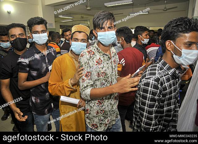 Students stand in a long queue to receive the Pfizer-BioNTech Covid-19 Vaccine at the M A G Osmani medical college & hospital vaccination center