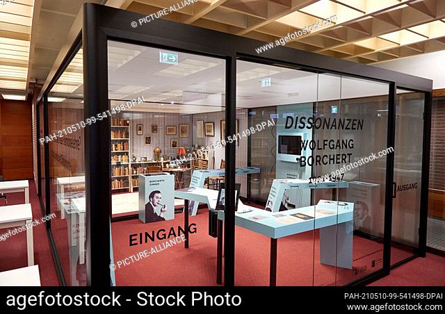 07 May 2021, Hamburgo: Within a glazed space, called ""Borchert Box"", a desk, an armchair and shelves belonging to the German writer Wolfgang Borchert