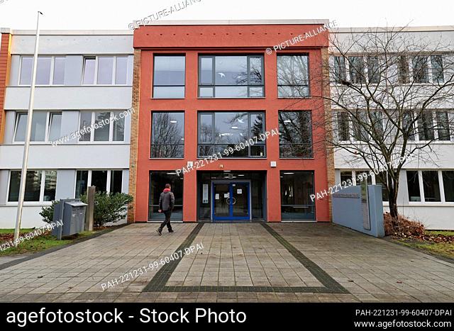 PRODUCTION - 20 December 2022, Mecklenburg-Western Pomerania, Rostock: The Möllner Straße authority center, which also houses the Rostock tax office