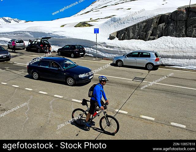 Strassenverkehr auf der Passhöhe, Gotthardpass, Airolo, Kanton Tessin, Schweiz / Road traffic on the highest point of the St Gotthard Pass, Airolo