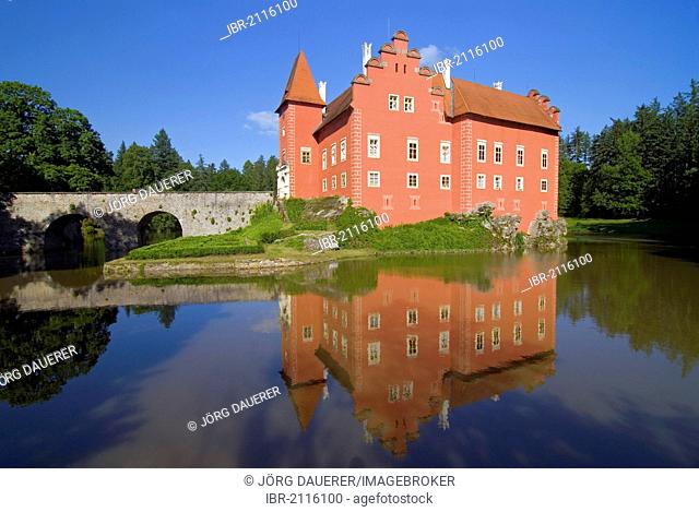 Cervená, Cervena Lhota Castle, renaissance castle, reflected in lake surrounding it, Jindrichuv, Jindrichuv Hradec District, Jihoceský, Jihocesky kraj
