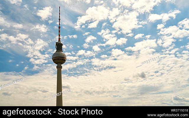 Berliner Fernsehturm in Berlin mit Wolken am Himmel als Panorama Header