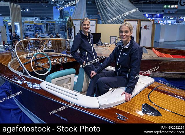 The twins Nina and Julia MEISE, ""Ratiopharm twins"", present on a wooden motor boat, Artfully restored ""oldies"", will be shown in the Classic Forum