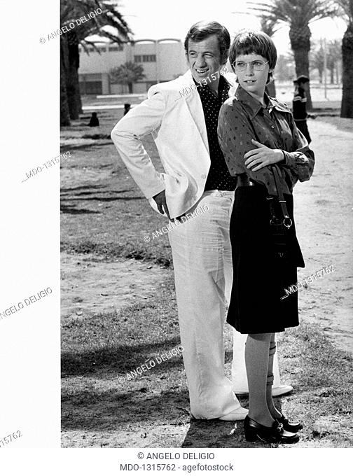 Mia Farrow y Jean-Paul Belmondo en el conjunto de la película 'Dr. Popaul'. Actriz americana Mia Farrow (MAria de Lourdes Villiers Farrow) y el actor francés...