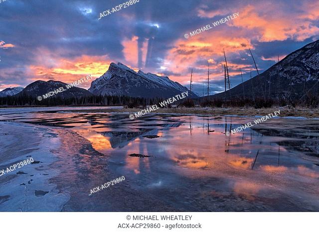 Dawn light, Mount Rundle, Vermilion Lakes, Banff National Park, Alberta, Canada