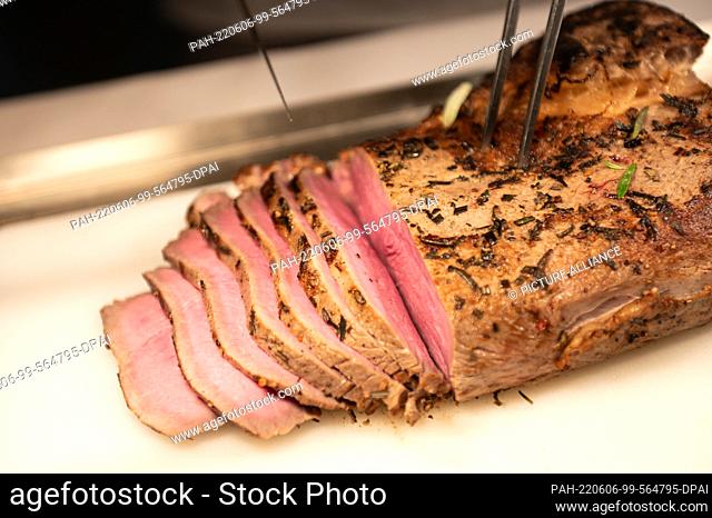04 June 2022, Baden-Wuerttemberg, Rottweil: A piece of meat is cut during the main course of a wedding dinner at a wedding reception in the banquet hall