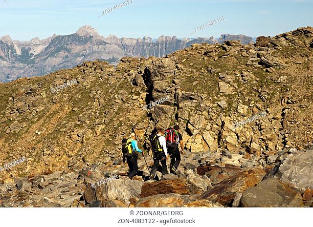 Alpinisten in einer kahlen Felslandschaft bei der Tete-Rousse Hütte im Mont Blanc Massiv, Chamonix, Hochsavoyen, französische Alpen