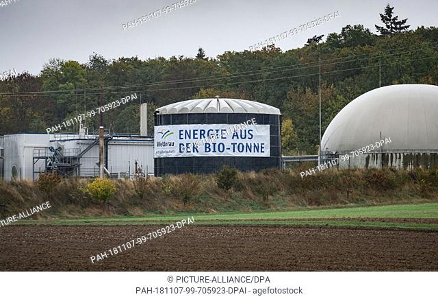 30 October 2018, Hessen, Frankfurt/Main: ""Energy from the biowaste bin"" is written on a large tank in the humus and earthworks