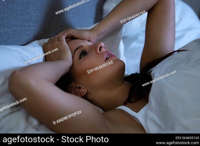 Photo Young Contemplated Woman Lying On Bed