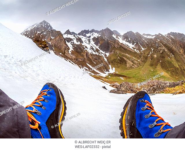 Spain, Asturias, Tuiza de Arriba, Cantabrian Mountains, hiker taking a break on his way to Pena Ubina