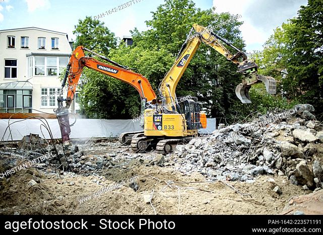 Two excavators on the construction site of a school gym in Oldenburg (Germany), 04 August 2020. - Oldenburg/Niedersachsen/Deutschland