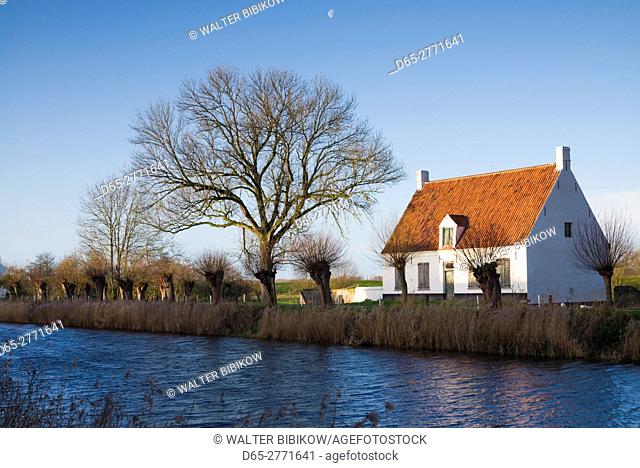 Belgium, Bruges-area, Damme, canalside house, winter