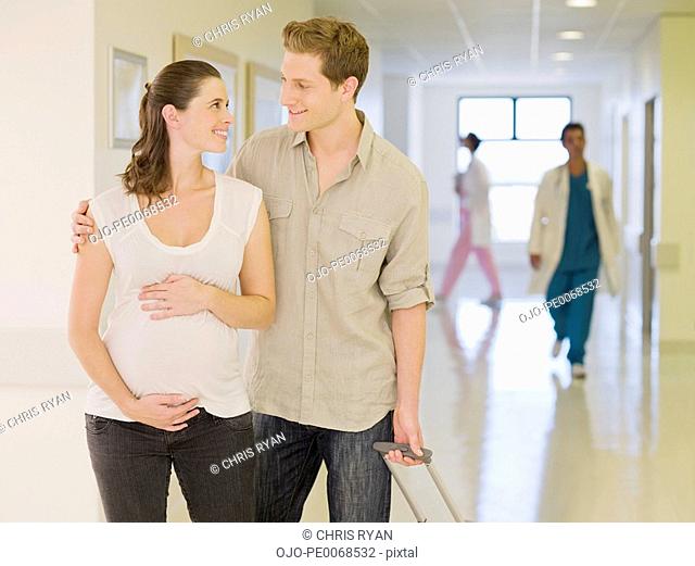 Pregnant woman and husband arriving in hospital
