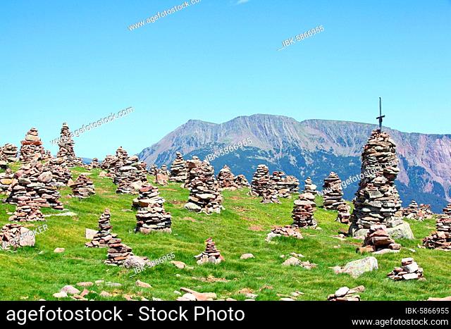Stoanerne Mandlen, cairns on the Hohe Reisch, South Tyrol, Italy, Europe