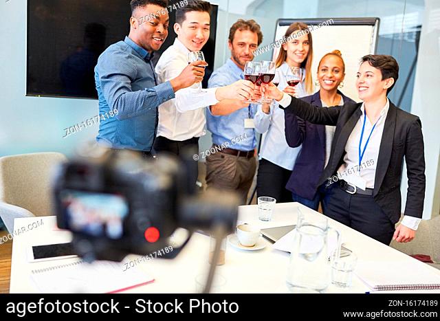 Gruppe Geschäftsleute feiert einen Erfolg als Team mit einem Glas Rotwein im Büro