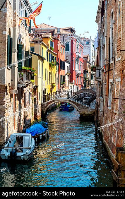 Kleiner Kanal in der Altstadt von Venedig, Italien