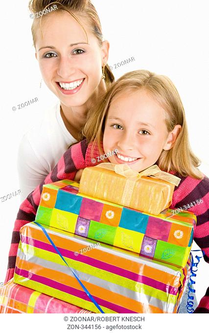Mutter hilft ihrer Tochter beim Tragen von vielen Geschenken