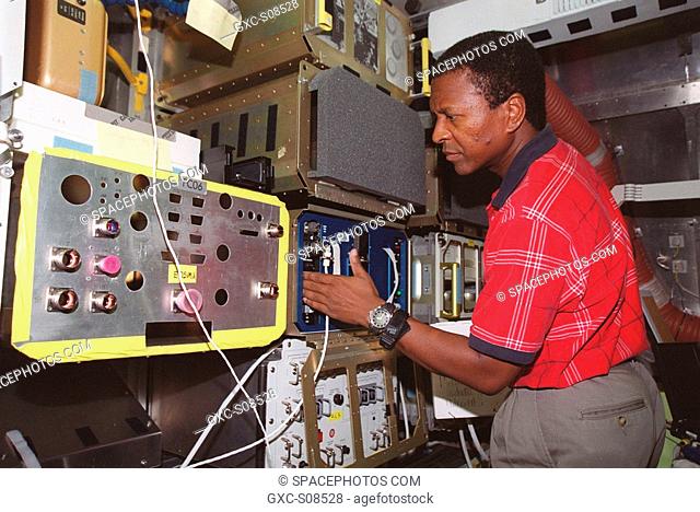 06/14/2001 -- STS-107 Payload Commander Michael Anderson trains on equipment in the training module at SPACEHAB, Cape Canaveral, Fla