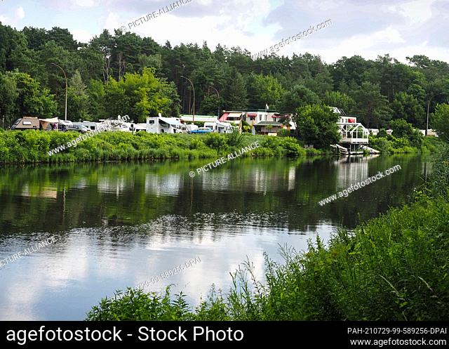 22 July 2021, Brandenburg, Kleinmachnow: Motorhomes are parked on the banks of the Teltow Canal at the Hotel- und Citycamping Süd campsite