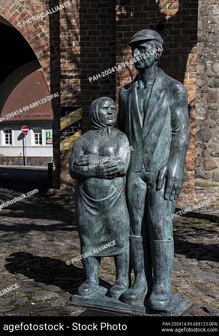 07 April 2020, Brandenburg, Gransee: The bronze sculpture ""Anna and Otto"" by the sculptor Gerhard Rommel stands in front of the Ruppiner Tor in the...