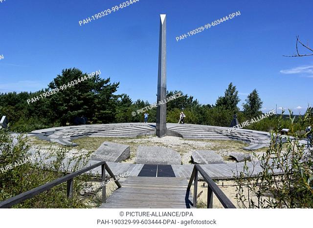 07 July 2018, Lithuania, Nidden: A sundial and calendar (built in 1995) can be found on the Parnid dune in the area of the Curonian Spit National Park