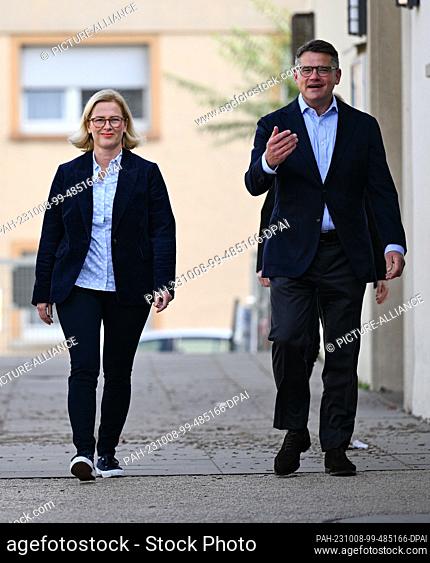 08 October 2023, Hesse, Frankfurt/Main: Boris Rhein, CDU top candidate and Minister President of Hesse, accompanies his wife Tanja Raab-Rhein to cast her vote...