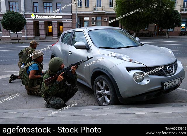 RUSSIA, ROSTOV-ON-DON - JUNE 24, 2023: PMC Wagner fighters stand outside the Southern Military District headquarters. Erik Romanenko/TASS