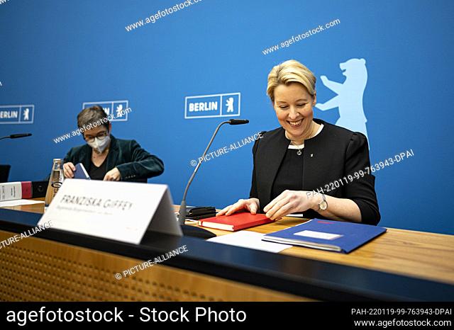 18 January 2022, Berlin: Franziska Giffey (SPD, r), Governing Mayor of Berlin, and Ulrike Gote (Bündnis 90/Die Grünen), Berlin Senator for Health and Science