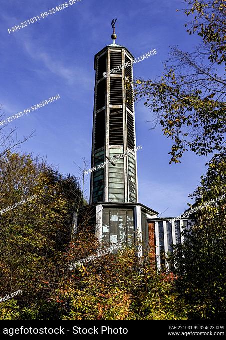 PRODUCTION - 30 October 2022, Hamburg: The sun shines on the tower of the church of the former convent of the Carmelite nuns in Finkenwerder