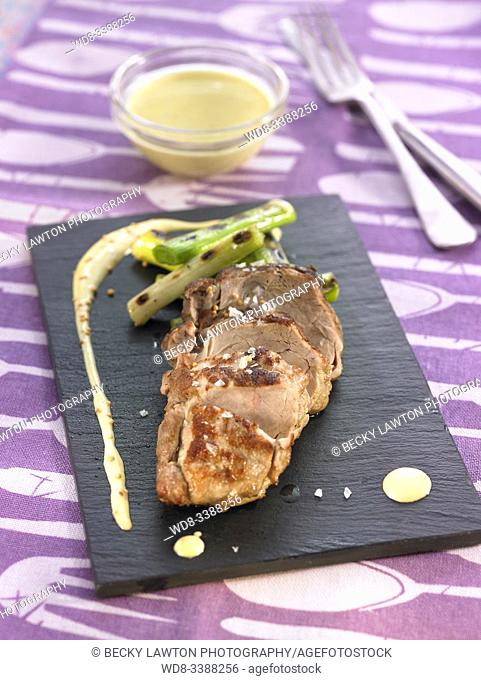 solomillo de cerdo a la brasa con cebolla tierna y mostaza. / Grilled pork tenderloin with tender onion and mustard