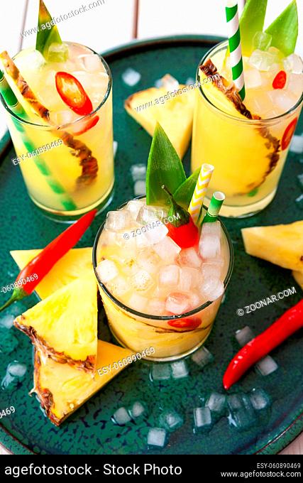 Bunte eiskalte Cocktails mit frischer Ananas und roter Chili