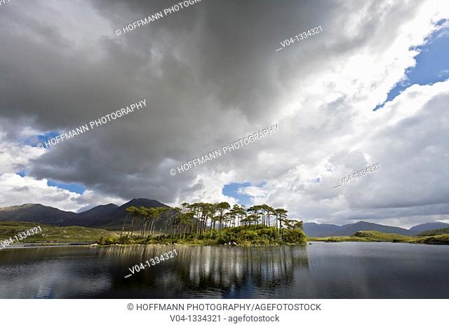 Derryclare Lough and Benna Beola, County Galway, Ireland, Europe