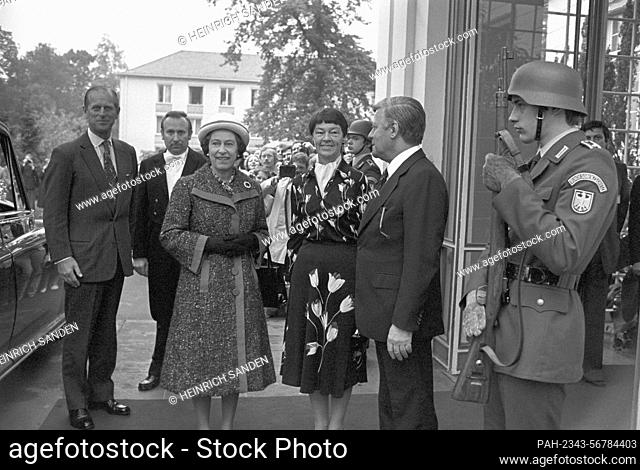 A steel-helmeted officer of the Federal border tropps presents arms as Queen Elizabeth II and Price Philip (L) arrive at Palais Schaumburg in Bonn on May 23