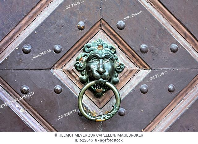 Lion head as a door knocker on an old gate, historic centre of Kulmbach, Upper Franconia, Bavaria, Germany, Europe