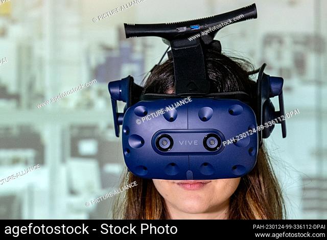 24 January 2023, Saxony, Chemnitz: Luise Weißflog from the SME Digital Center at Chemnitz University of Technology demonstrates the use of VR technology in...