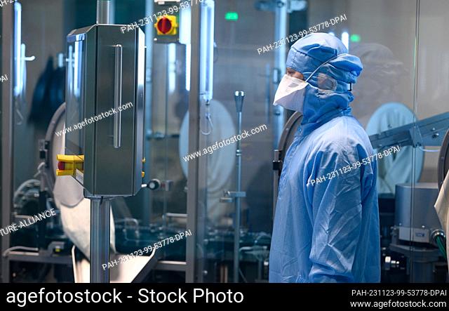 23 November 2023, Berlin: Employees check the functionality of Bayer AG's new STE 1 pharmaceutical production plant in Berlin-Wedding
